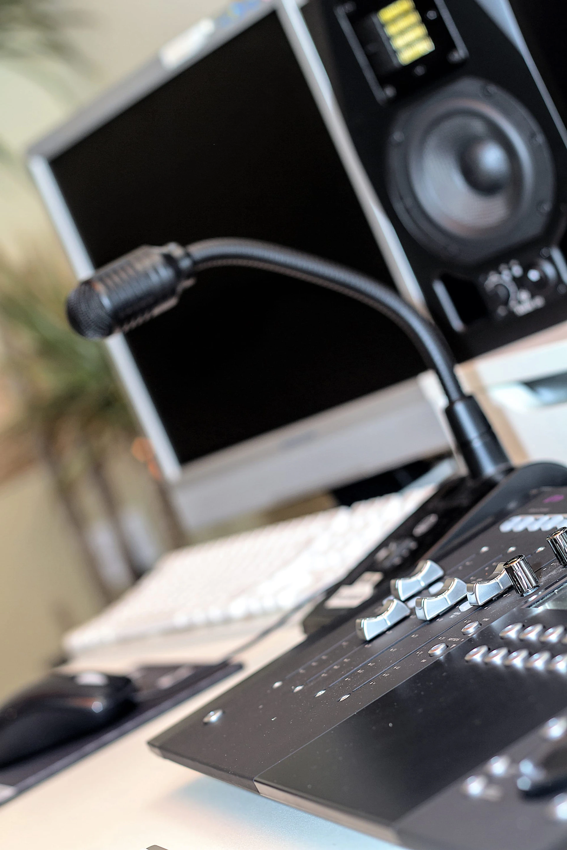 Mixing desk and microphone